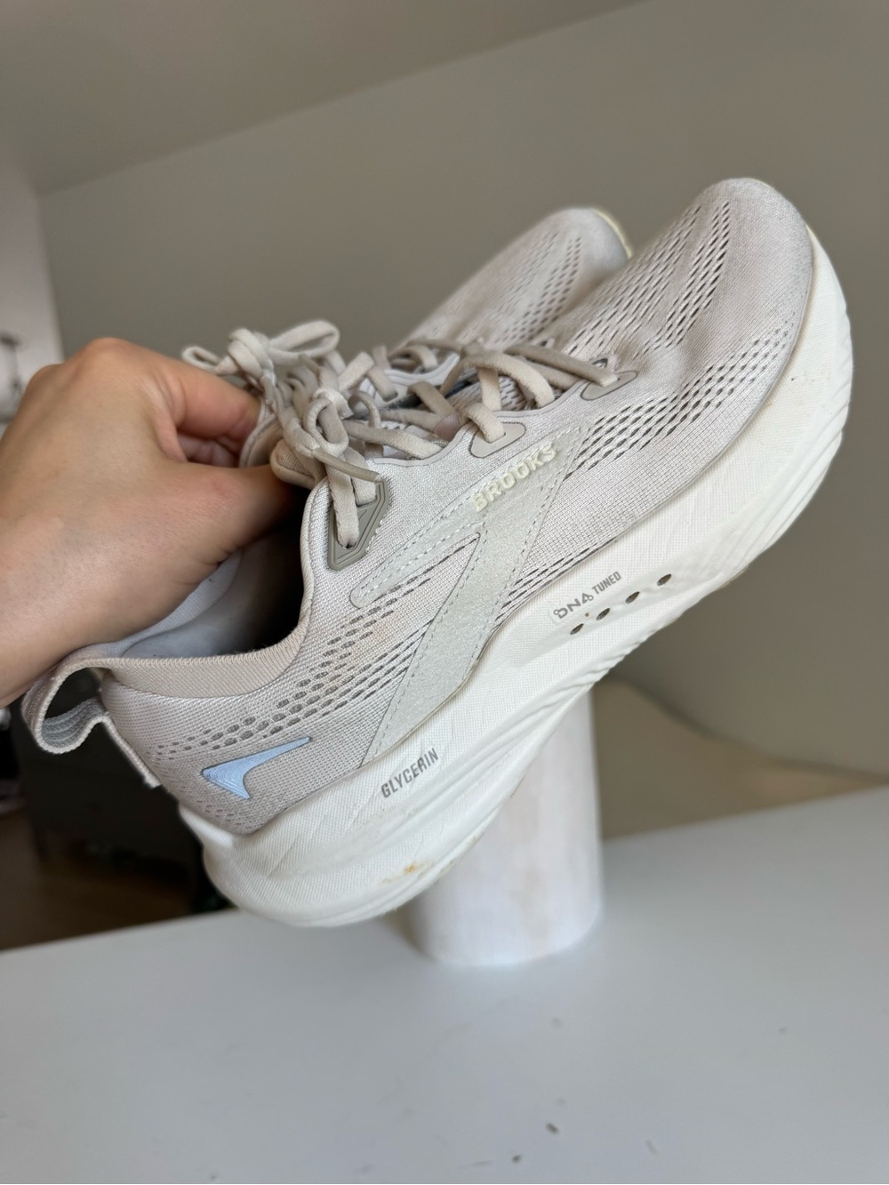 Brooks Glycerin 22 Cream Sneakers Women’s Size 8.5